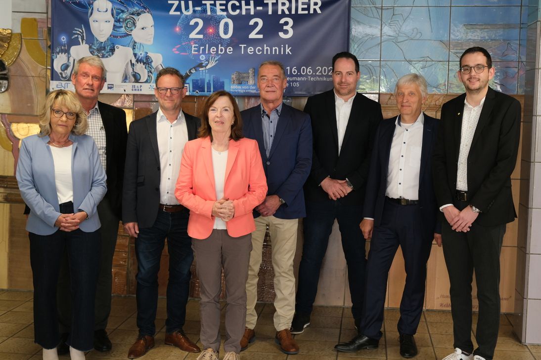 Die Zu-Tech-Trier wird von der JS + P GmbH entwickelt und in Kooperation mit dem Landkreis Trier-Saarburg und der Stadt Trier vom 15. bis 16. Juni im Balthasar-Neumann-Technikum präsentiert. Zielsetzung und Programm der Messe erläuterten im Rahmen einer Pressekonferenz (von links): Heidi Götten (JS + P), Dr.  Michael Schäfer (BNT), Landrat Stefan Merzdorf, Bürgermeisterin Elvira Garbes, Jörg Schädlich (JS + P), David Dimmig (eduHub/WFG Landkreis), Reinhard Müller (WFG Landkreise) und Christopher Paulus (WFG Stadt).