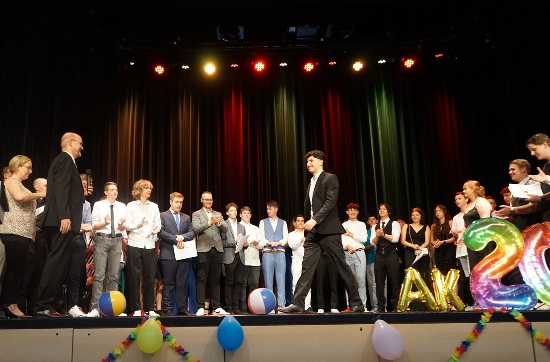 Die Klassenlehrerin Deborah Hartmann und Schulleiter Patrick Loosen (links) übergaben die  Zeugnisse.