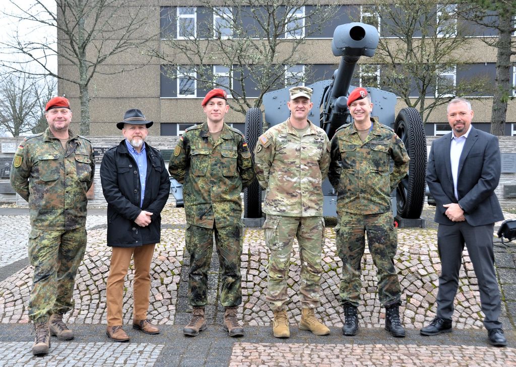 V.l.: Oberstleutnant Andreas Orth, Rodney,
Oberstleutnant Dominik Nessler, Colonel Jeffery Higgins, Oberst Olaf Tuneke und Mark Colbrook.