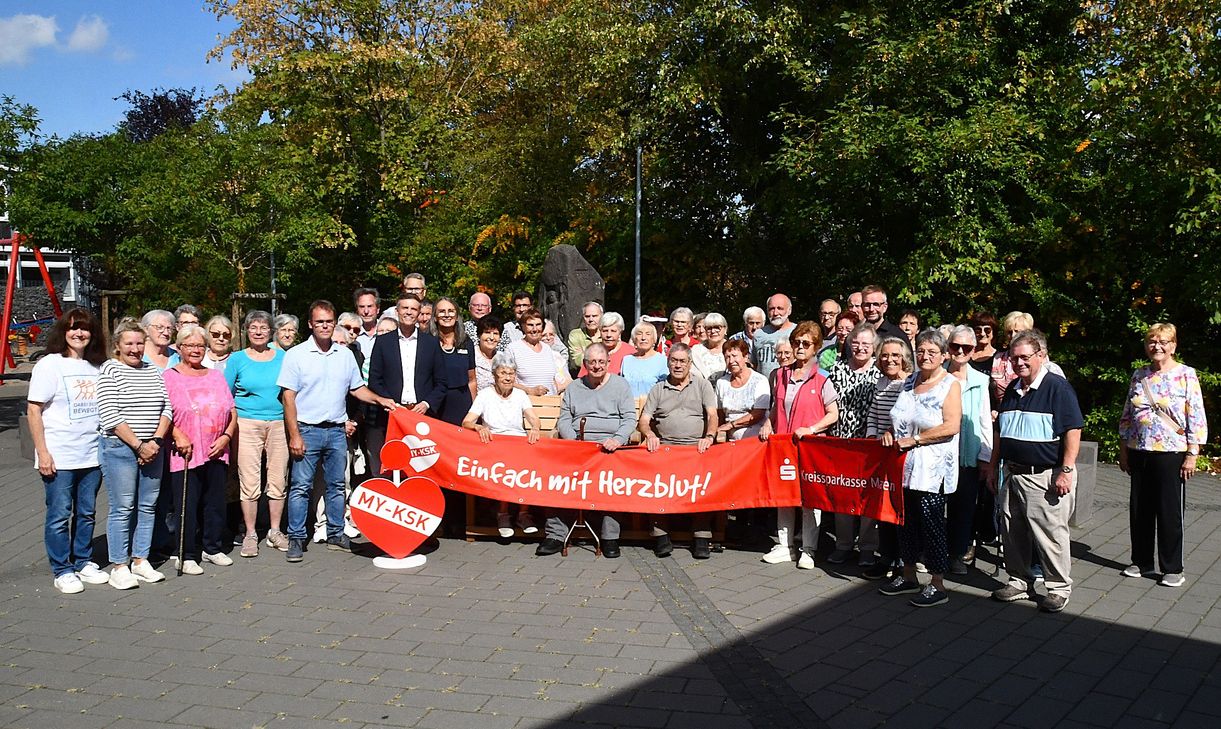 Landrat Marko Boos, Projektleiterin „Bewegung in die Dörfer“ Lea Bales und Marco Pung von der Kreissparkasse Mayen haben jüngst die Seniorenbank an die Ortsgemeinde Ettringen übergeben.