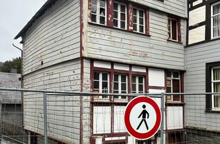 An der Kirchstraße muss ein altes Gebäude vor dem Einsturz gesichert werden - das hat Straßensperrungen zur Folge.