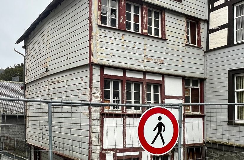 An der Kirchstraße muss ein altes Gebäude vor dem Einsturz gesichert werden - das hat Straßensperrungen zur Folge.