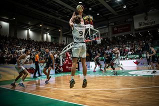 Marco Hollersbacher beim Dreierwurf