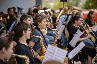 Die Stadtkapelle Hermeskeil spielt Pop, Latin und 80er-Hits unter freiem Himmel.