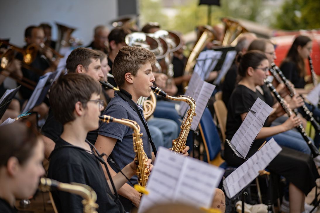 Die Stadtkapelle Hermeskeil spielt Pop, Latin und 80er-Hits unter freiem Himmel.