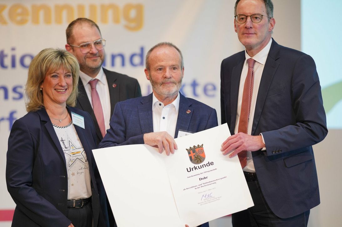 Dohrs Ortsbürgermeister Toni Göbel mit dem Bewilligungsbescheid zur Anerkennung als Investitions- und Maßnahmenschwerpunkt der Dorferneuerung.