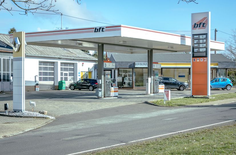 Diese Tankstelle in Kempfeld wurde gestern Abend überfallen.