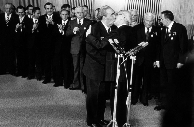 Bruderkuss: Leonid Breschnew und Erich Honecker beim 30. Jahrestag der DDR, Ost-Berlin, 1979
© Barbara Klemm