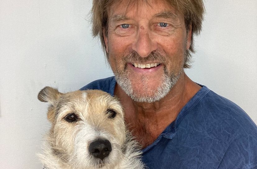 Doc Stefan mit Mischlingshündin Loula.