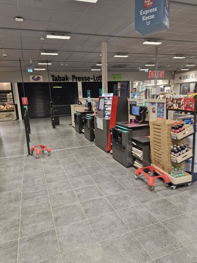 In seinem Markt in Schleiden-Oberhausen bietet Michael Rieck bereits Selbstscan-Kassen und den Abholservice an - ab August auch in Simmerath.