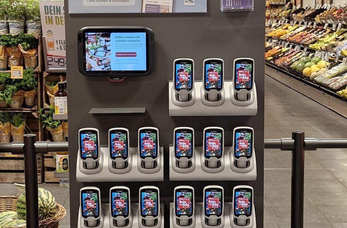 In seinem Markt in Schleiden-Oberhausen bietet Michael Rieck bereits Selbstscan-Kassen und den Abholservice an - ab August auch in Simmerath.