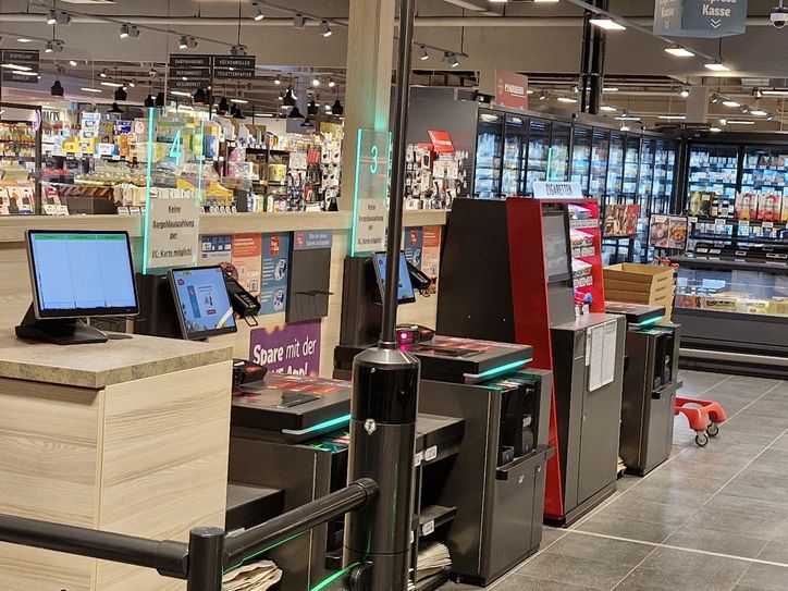 In seinem Markt in Schleiden-Oberhausen bietet Michael Rieck bereits Selbstscan-Kassen und den Abholservice an - ab August auch in Simmerath.