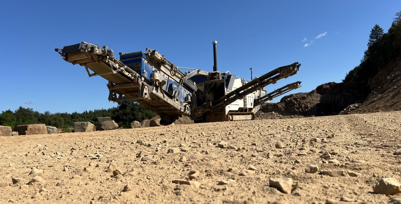 Im Steinbruch sind moderne Maschinen im Einsatz.