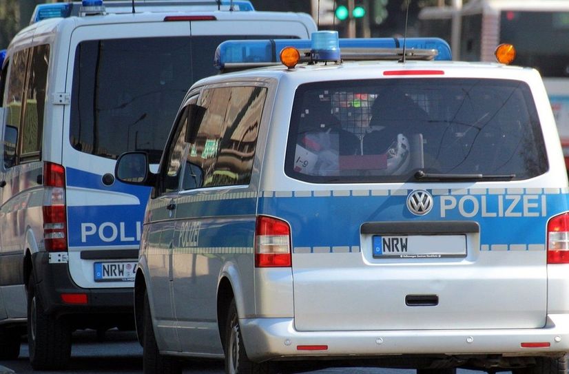 Symbolfoto mehrerer Polizeifahrzeuge