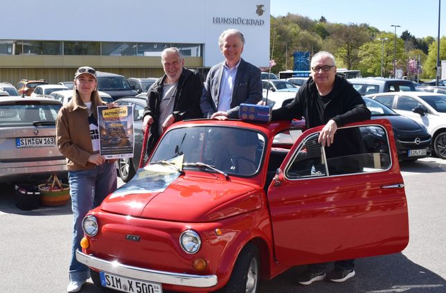 Im Rahmen des Autokinos gibt es auch ein Oldtimer-Treffen, freuen sich Melina Michel, Bürgermeister Dr. Andreas Nikolay (Mitte) sowie die Pro-Winzler Klaus Endres und Peter Huth (rechts).