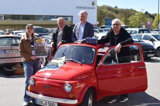 Im Rahmen des Autokinos gibt es auch ein Oldtimer-Treffen, freuen sich Melina Michel, Bürgermeister Dr. Andreas Nikolay (Mitte) sowie die Pro-Winzler Klaus Endres und Peter Huth (rechts).