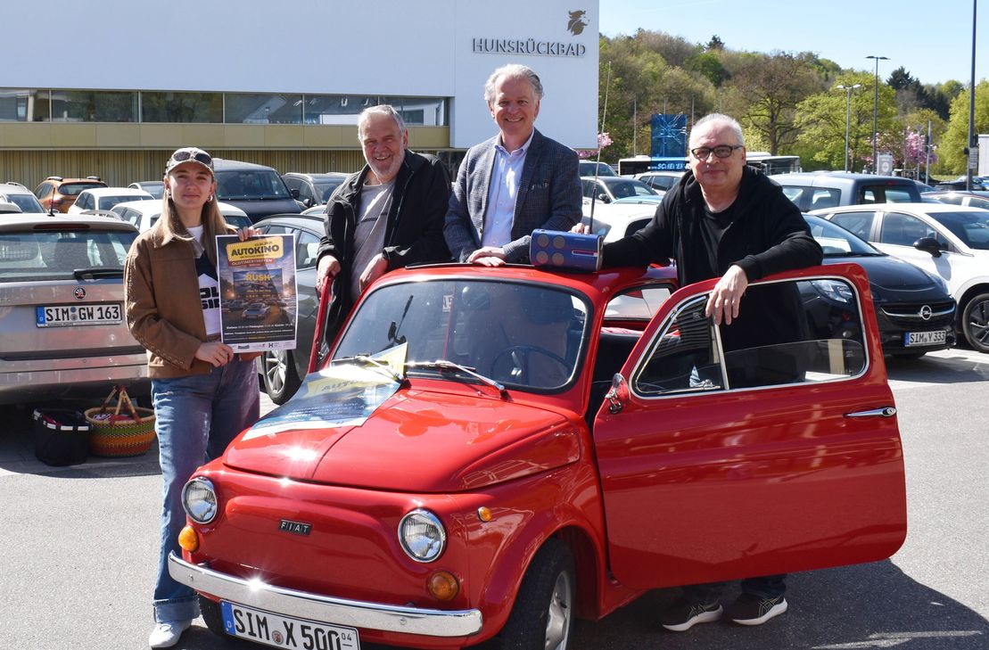 Im Rahmen des Autokinos gibt es auch ein Oldtimer-Treffen, freuen sich Melina Michel, Bürgermeister Dr. Andreas Nikolay (Mitte) sowie die Pro-Winzler Klaus Endres und Peter Huth (rechts).