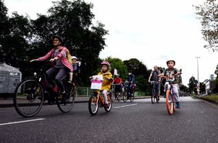 Die Kidical Mass ist eine familienfreundliche Fahrraddemonstration und richtet sich an alle Menschen, die sich für sichere Radwege und eine fahrradfreundliche Gemeinde Simmerath einsetzen möchten. Die Veran-stalter laden alle Interessierten herzlich zur Teilnahme ein und freuen sich über die Unterstützung aus Poli-tik, Presse und Gesellschaft.