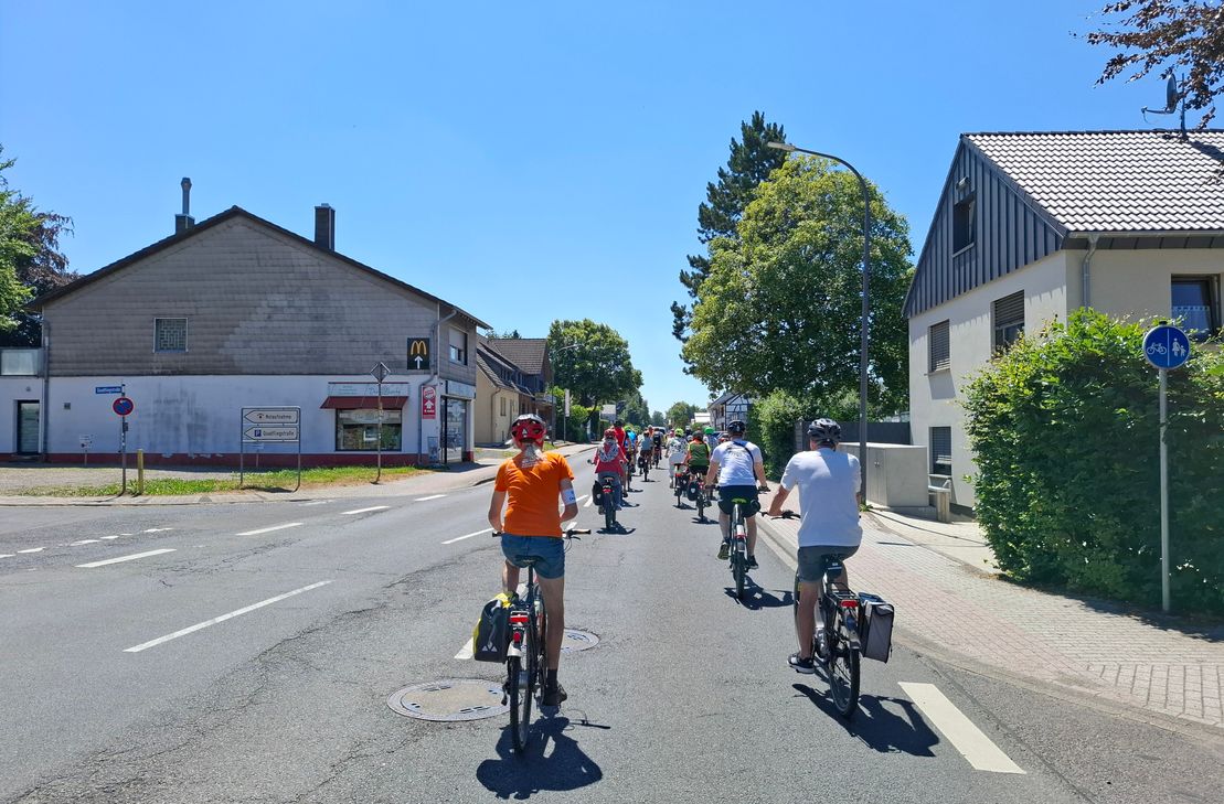 Oliver Krischer bei der »Kidical Mass« in Simmerath. Seine Anwesenheit setzt ein deutliches Zeichen für die Bedeutung sicherer und attraktiver Radverkehrsinfrastruktur – insbesondere im ländlichen Raum.
