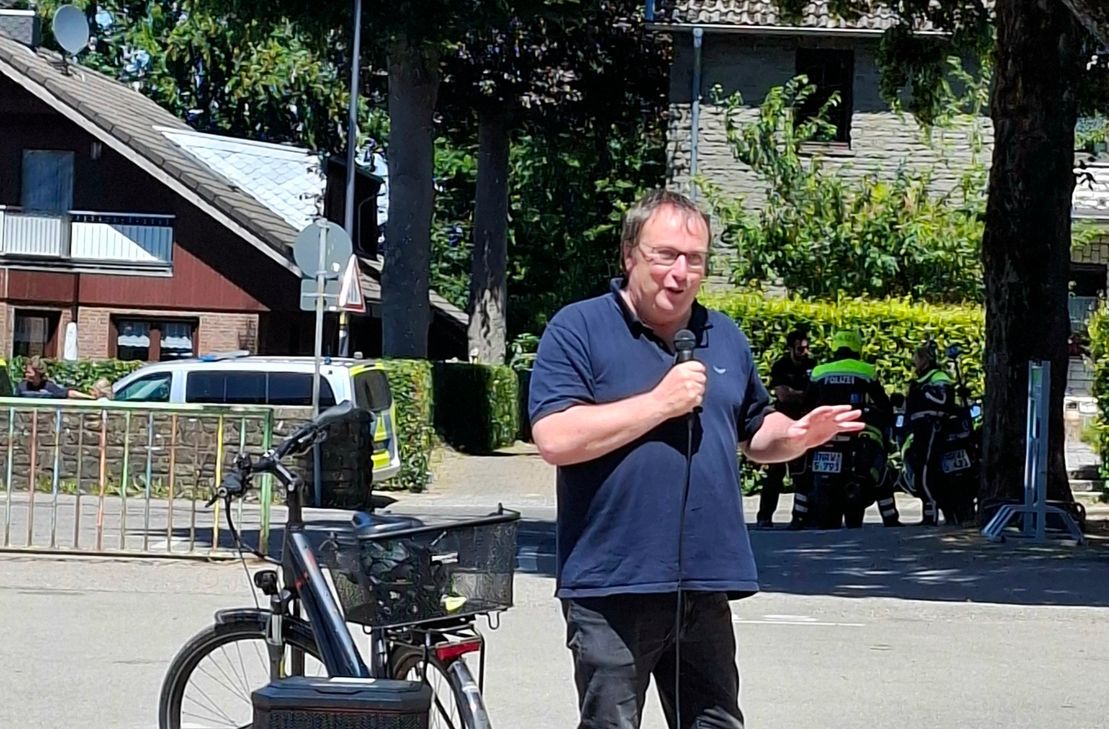 Oliver Krischer bei der »Kidical Mass« in Simmerath. Seine Anwesenheit setzt ein deutliches Zeichen für die Bedeutung sicherer und attraktiver Radverkehrsinfrastruktur – insbesondere im ländlichen Raum.