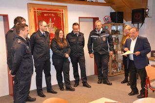 Neuaufnahmen von v.l.n.r. Wehrführer Jens Kuhn, Stv. Wehrführer Tobias Nauert, Sebastian Egger, Celina Kriegesmann, Stephan Severin, Wehrleiter Udo Mohr, Ortsbürgermeisterin Corinna Behrendt und Verbandsbürgermeister Alfred Schomisch bei der Verpflichtung der neuen Mitglieder.