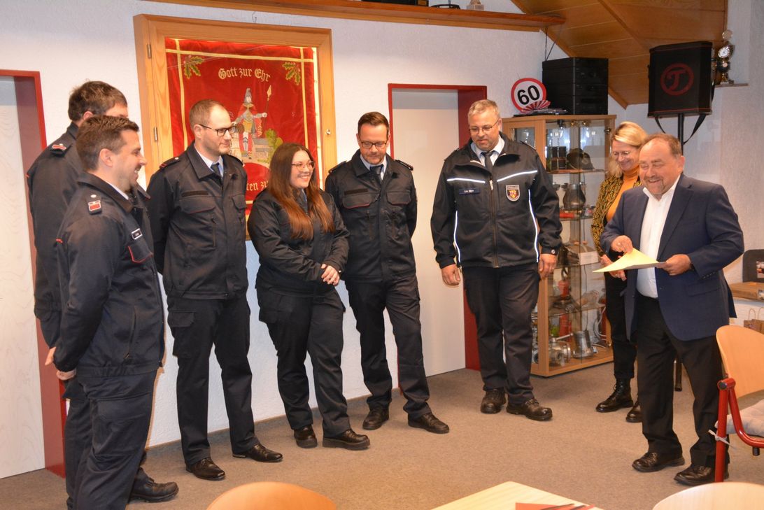 Neuaufnahmen von v.l.n.r. Wehrführer Jens Kuhn, Stv. Wehrführer Tobias Nauert, Sebastian Egger, Celina Kriegesmann, Stephan Severin, Wehrleiter Udo Mohr, Ortsbürgermeisterin Corinna Behrendt und Verbandsbürgermeister Alfred Schomisch bei der Verpflichtung der neuen Mitglieder.