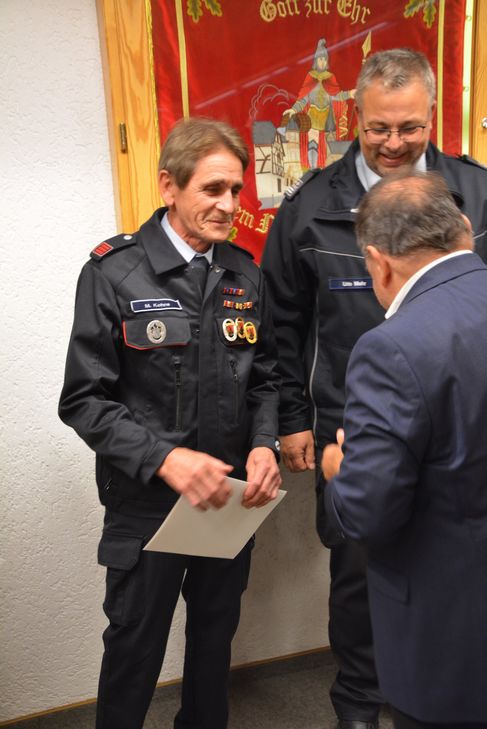Michael Kohns wird vom  Bürgermeister der Verbandsgemeinde Vordereifel Alfred Schomisch und Wehrleiter Udo Mohr mit dem goldenen Feuerwehrehrenzeichen für 45 jährige aktive pflichttreue Mitgliedschaft in der Feuerwehr Kottenheim ausgezeichnet.