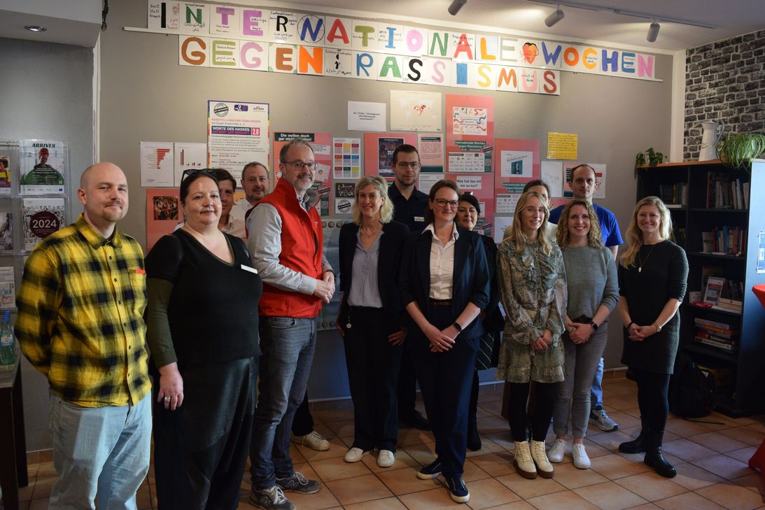 Gemeinsam gegen Rassismus: Vertreter des DRK Euskirchen, der Kreisverwaltung, der Stadt Euskirchen, von anderen Wohlfahrtsverbänden, des Jobcenters, von EU-aktiv, des Kreis-Sport-Bunds, von Vogelsang IP, der Stadtbibliothek, des Stadtmuseums sowie zivilgesellschaftlicher Initiativen.