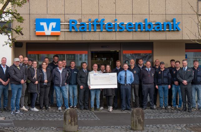 Spendenübergabe an Feuerwehren.