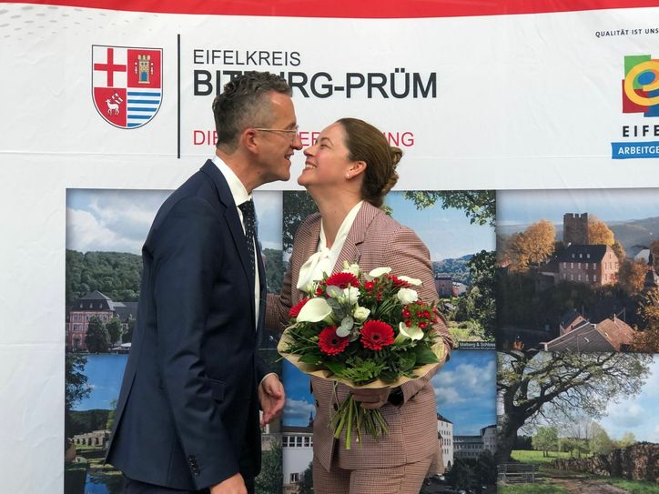 Karrieresprung vom Landratsamt in den Landtag: Bei der Verabschiedung vom Kreistag dankte Joachim Streit seiner Frau Petra. Foto: Sybille Schönhofen