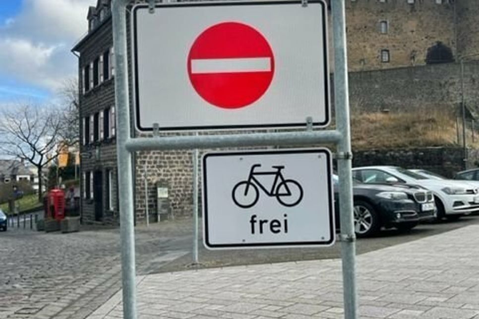 Straßen, die so beschildert sind, dürfen von Radfahrern entgegen der regulären Fahrtrichtung befahren werden.