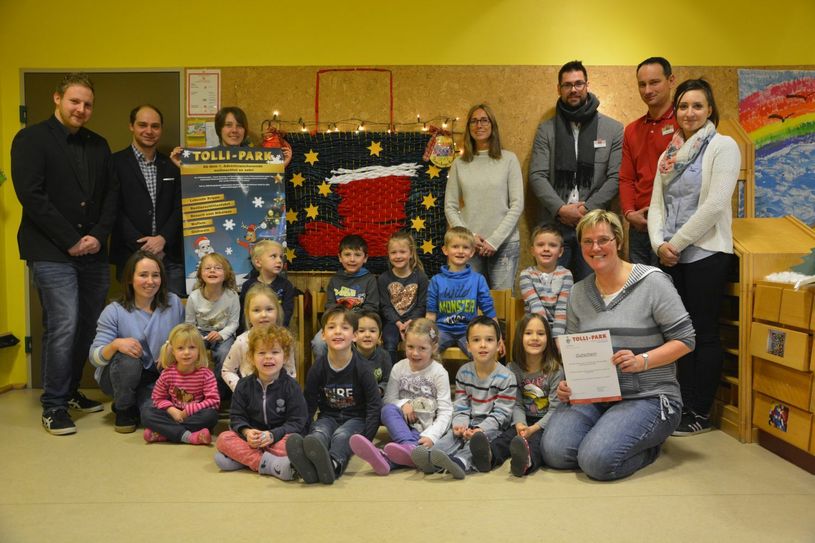 2. Platz: Die Gelbe Gruppe des Kindergartens in Kempenich. Für ihren gewebten Nikolausstiefel dürfen sich die Kinder über freien Eintritt im Tolli-Park in Mayen freuen. Bei der Gewinnübergabe dabei waren Kristina Schiller (v. r.), Rafael Zirpel (2. v. r.) und Patrick Steiger (3. v. r.) vom Kaufland in Mayen, welches Mitsponsor der Aktion war.