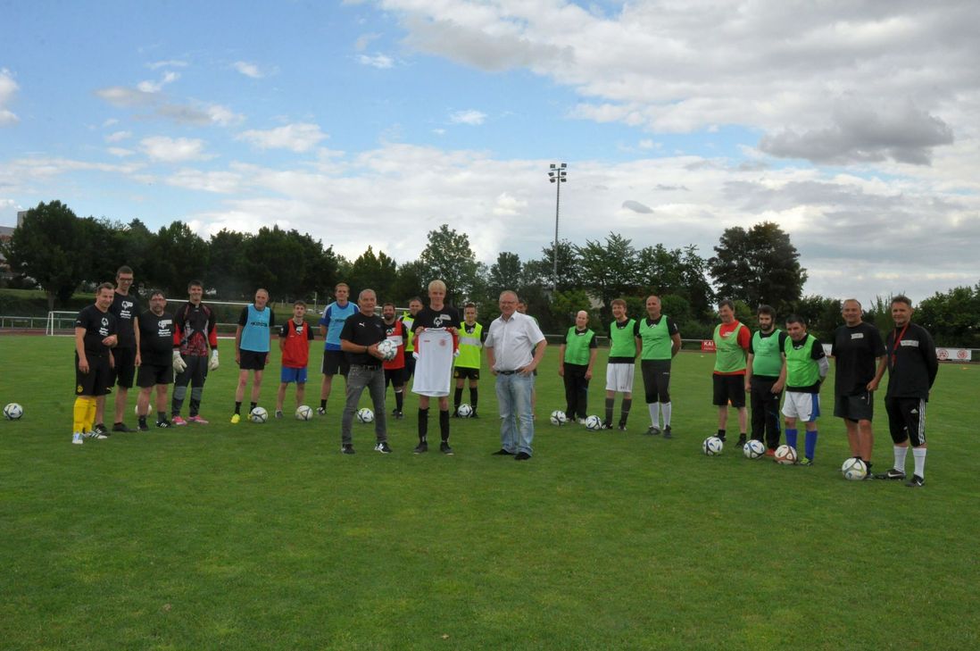 Erich Schlich von "Intersport Krumholz" konnte an Mannschaftskapitän Kai Klöckner neben einem Ball einen Trikotsatz übergeben. Impulsgeber war der VfB Polch, um seinen Vorsitzenden Frank Breitbach.