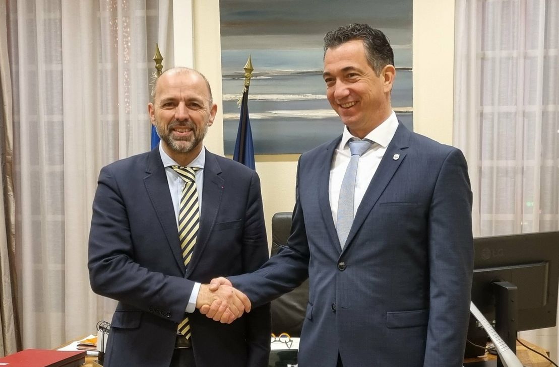 Bürgermeister Jean-François Debat begrüßt seinen Amtskollegen Emanuel Letz.