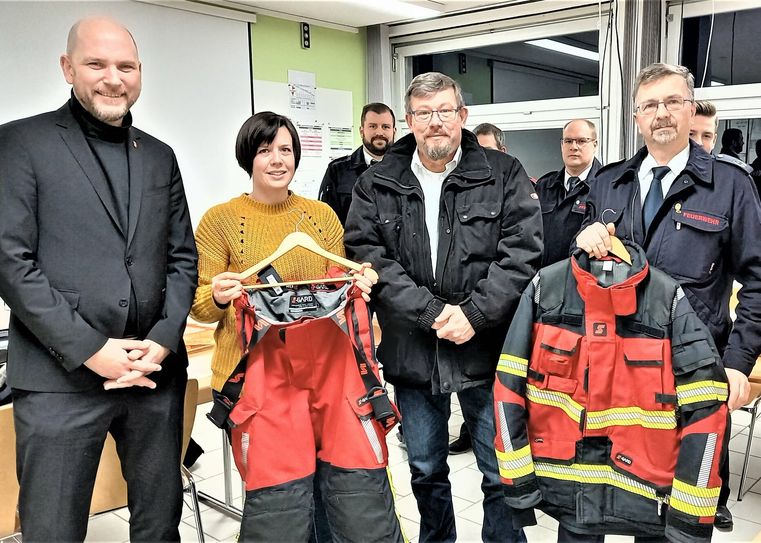 Große Freude bei der Wehr über die neue Ausrüstung bei (v.l.) Bürgermeister Jorma Klauss, Corinna Schreiber (Verwaltung), Spender Bernd Engels und Feuerwehrchef Joachim Wynands.