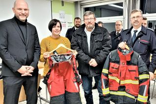 Große Freude bei der Wehr über die neue Ausrüstung bei (v.l.) Bürgermeister Jorma Klauss, Corinna Schreiber (Verwaltung), Spender Bernd Engels und Feuerwehrchef Joachim Wynands.