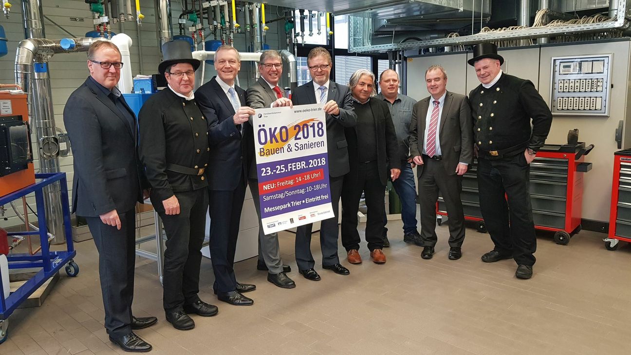 Manfred Klasen (innogy SE); Kurt-Heinz Petry (Schornsteinfegerinnung Trier); Dr. Olaf Hornfeck (Stadtwerke Trier); Axel Bettendorf (Handwerkskammer Trier); Alfons Jochem (Volksbank Trier), Pasquale Buccio, Patrick Wächter (beide Stuckateur-Innung Trier-Saarburg), Dr. Matthias Schwalbach (HandwerkskammerTrier), Klaus Kwiatkowski (Schornsteinfegerinnung Trier) Foto: Knaack-Schweigstill/HWK Trier