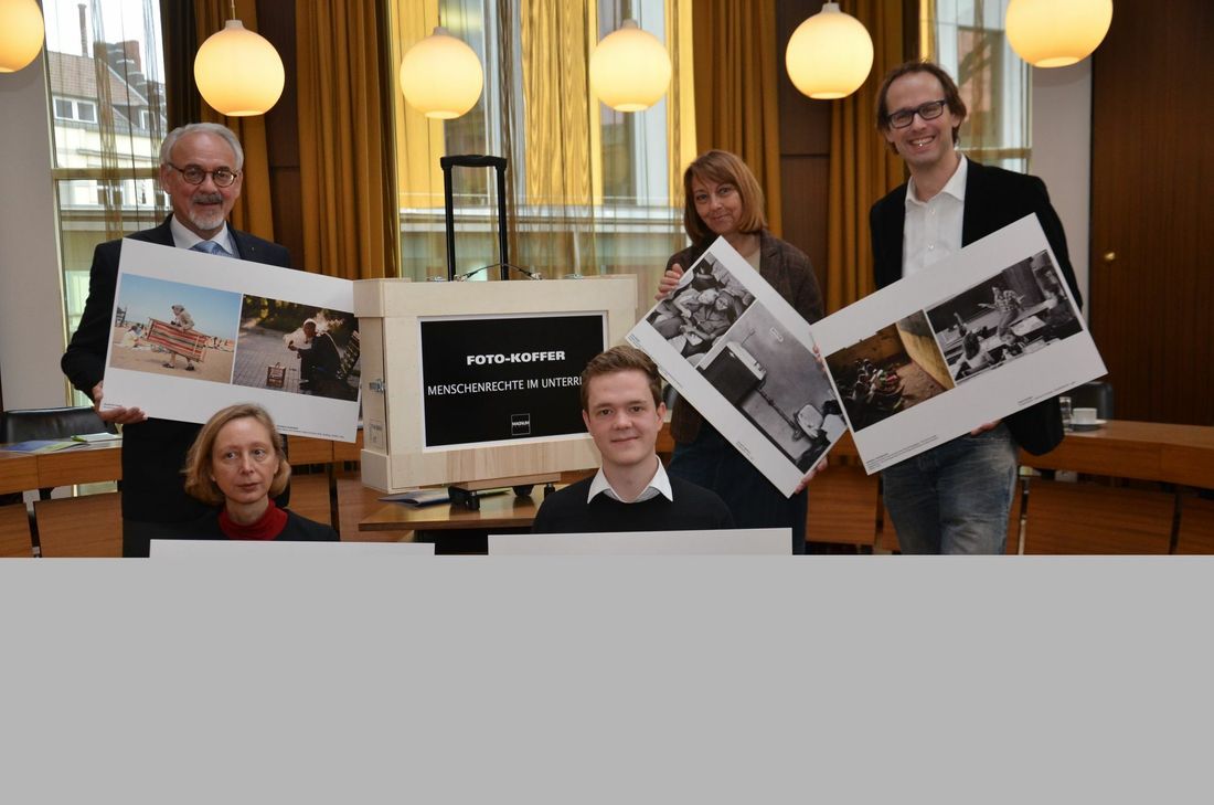 Vertreter von Städteregion, RWTH Aachen und Magnum Photos präsentieren den neuen »Foto-Koffer« zur Wahrung der Menschenrechte.