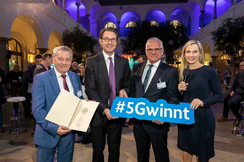 Von links: Landrat Manfred Schnur konnte den Förderbescheid von Bundesminister Andreas Scheuer  entgegennehmen. Mit dabei waren auch CDU-Bundestagsabgeordnete Peter Bleser, der die Initiative des Landkreises unterstützt hat, und Moderatorin Christiane Stein.