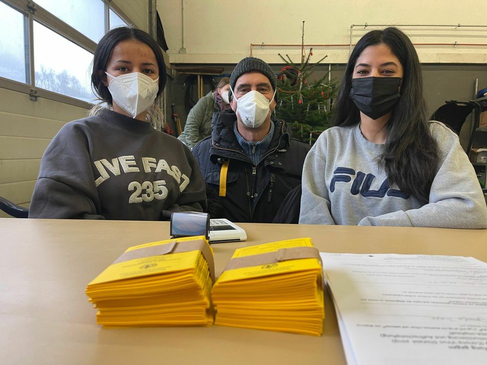 Am Samstag impfte Dr. Marcus Ackermann im Bauhof in Cochem. Gleichzeitig testeten seine Mitarbeiter auf dem Endertplatz hunderte von Bürgerinnen und Bürgern. Auf die Zahlung der Rechnungen für die Testungen wartet der Mediziner seit Monaten. Die »KV« verzögere, so Ackermann, die Zahlungen.                                  Foto: Zender