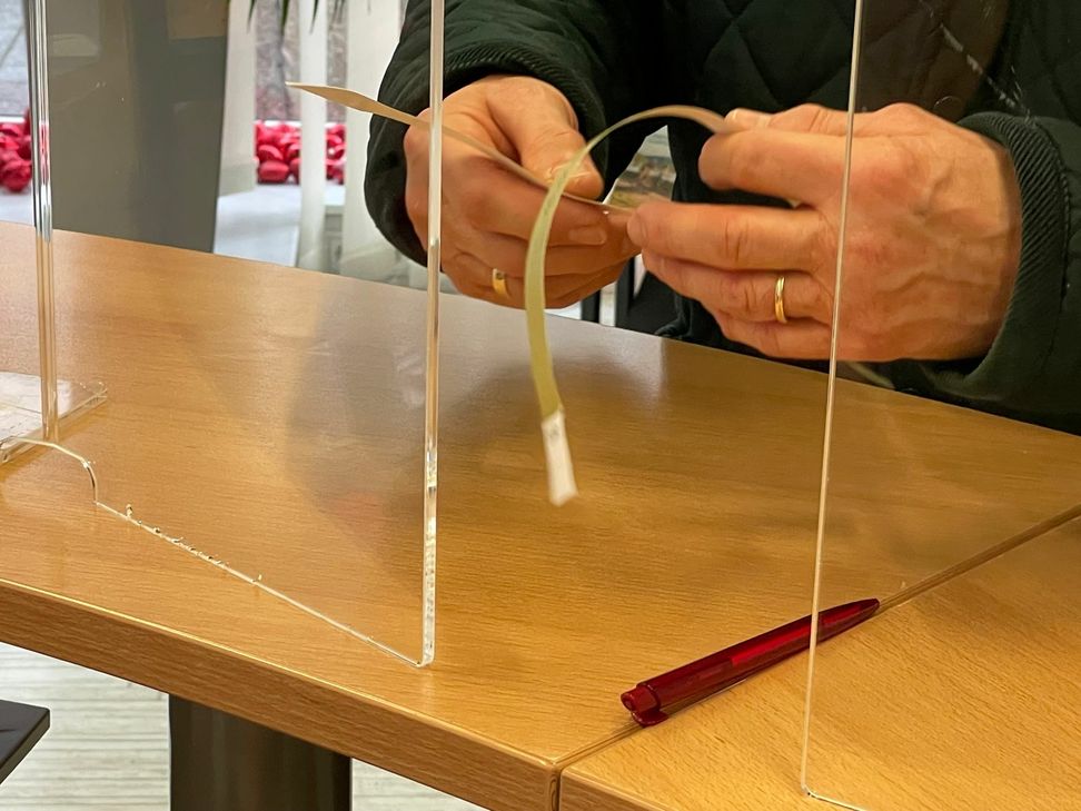 Auch in der WochenSpiegel-Geschäftsstelle gibt es das Bändchen. Foto: Kruft