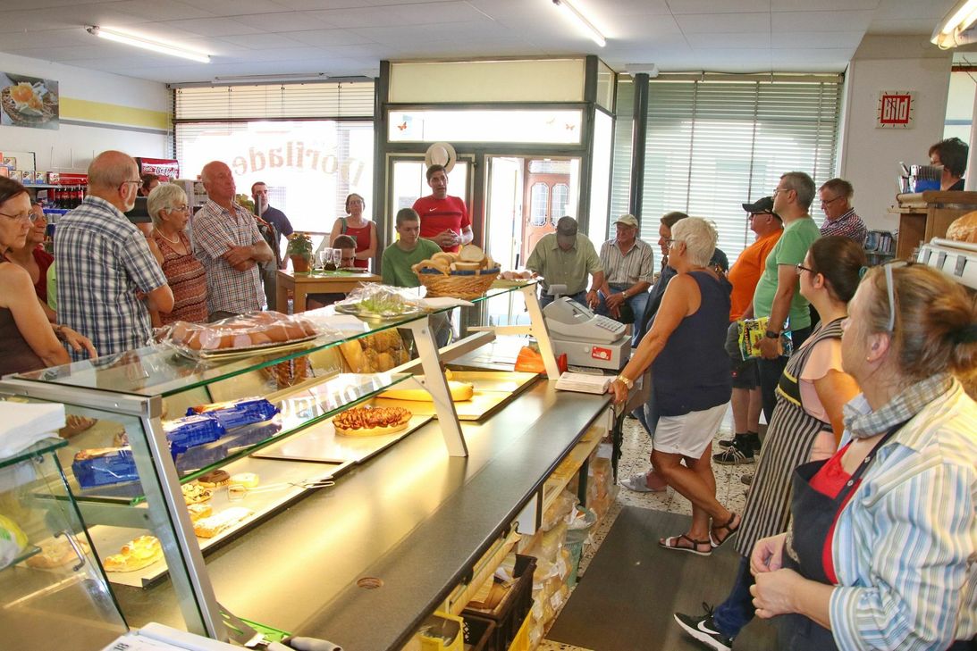 Großes Hallo im neuen Dorfladen. Foto: Sebastian Schmitt