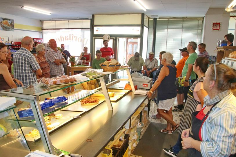 Großes Hallo im neuen Dorfladen. Foto: Sebastian Schmitt