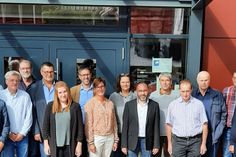 Behördenvertreter/innen und Mitglieder des Vorstandes der Teilnehmergemeinschaft vor dem Feuerwehrmuseum Hermeskeil