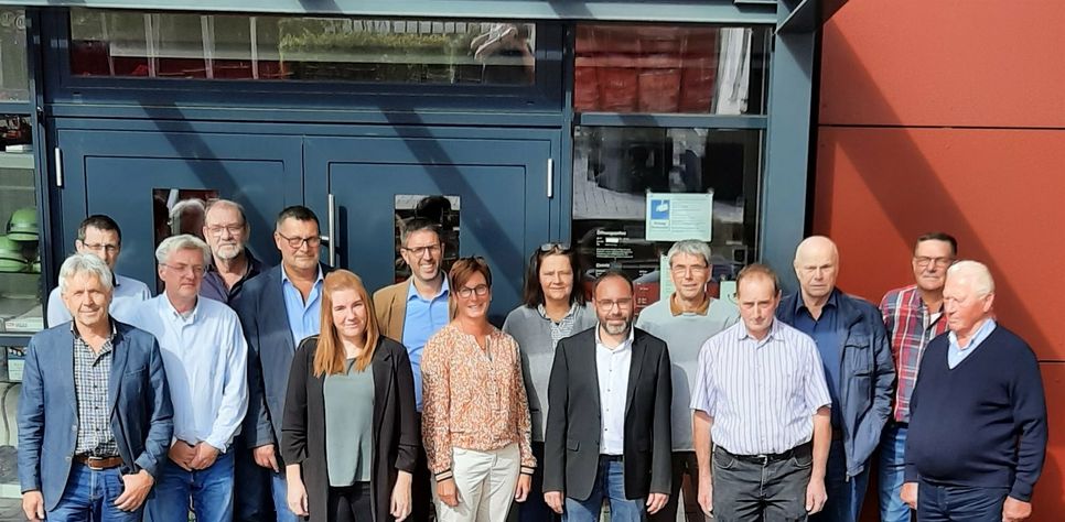 Behördenvertreter/innen und Mitglieder des Vorstandes der Teilnehmergemeinschaft vor dem Feuerwehrmuseum Hermeskeil