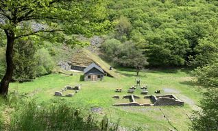 Rastplatz mit Resten der Bergwerkanlagen.