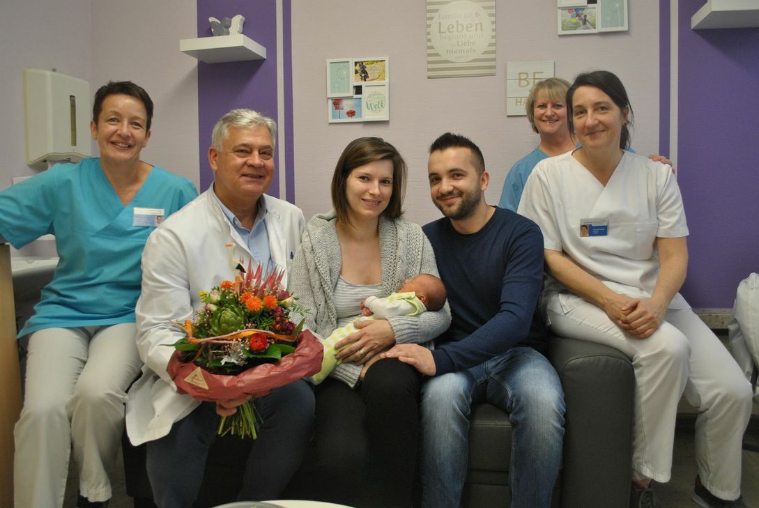 Mit den glücklichen Eltern Malwina und Patryk Garbarczyk (Mitte) freuen sich Abteilungsleitung Nicole Leuteritz, Chefarzt Dr. Gabor Heim, Kinderkrankenschwester Ella Mayer und Hebamme Manuela Schindler (v.l.n.r.) über die Geburt des kleinen Nikodem. Foto: Krankenhaus St. Marienwörth
