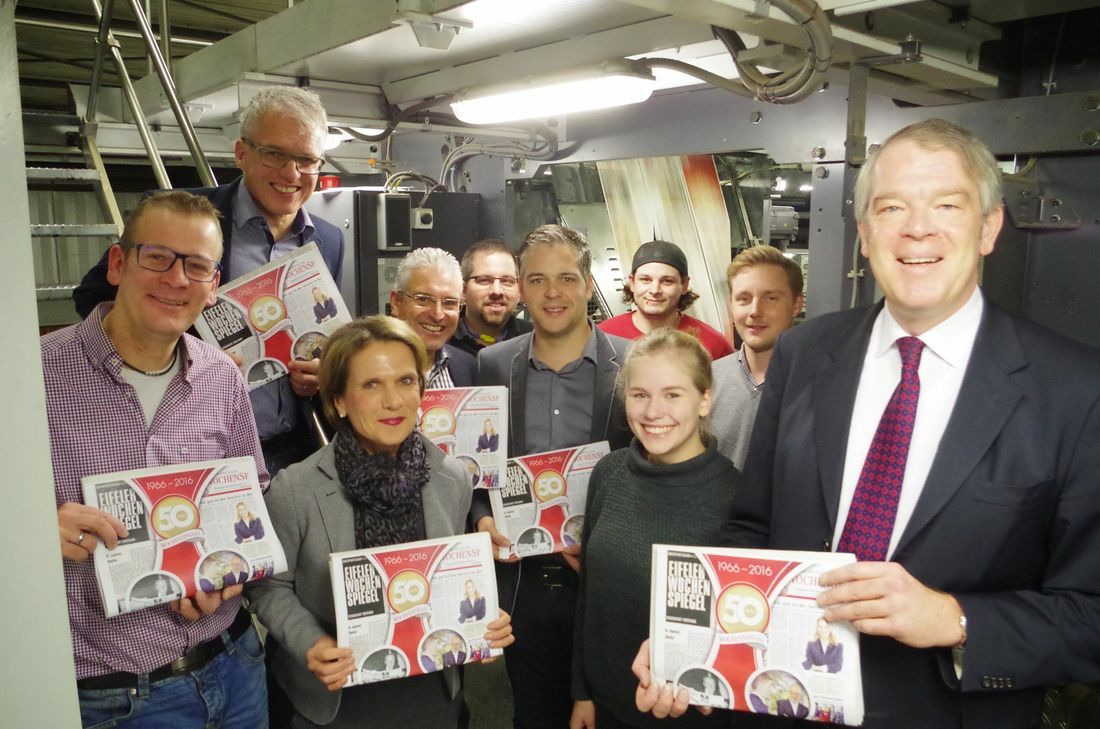 Arbeiten gemeinsam daran, dass jeden Mittwoch ein lesenswerter Monschauer WochenSpiegel im Briefkasten landet: Geschäftsführung, Verlagsleitung, Redaktion und Mediaberater des Weiss-Verlags. Noch an der Maschine erhalten sie von »Weiss-Druckern« die druckfrische Sonderausgabe zum 50-jährigen Jubiläum der Monschauer Ausgabe.