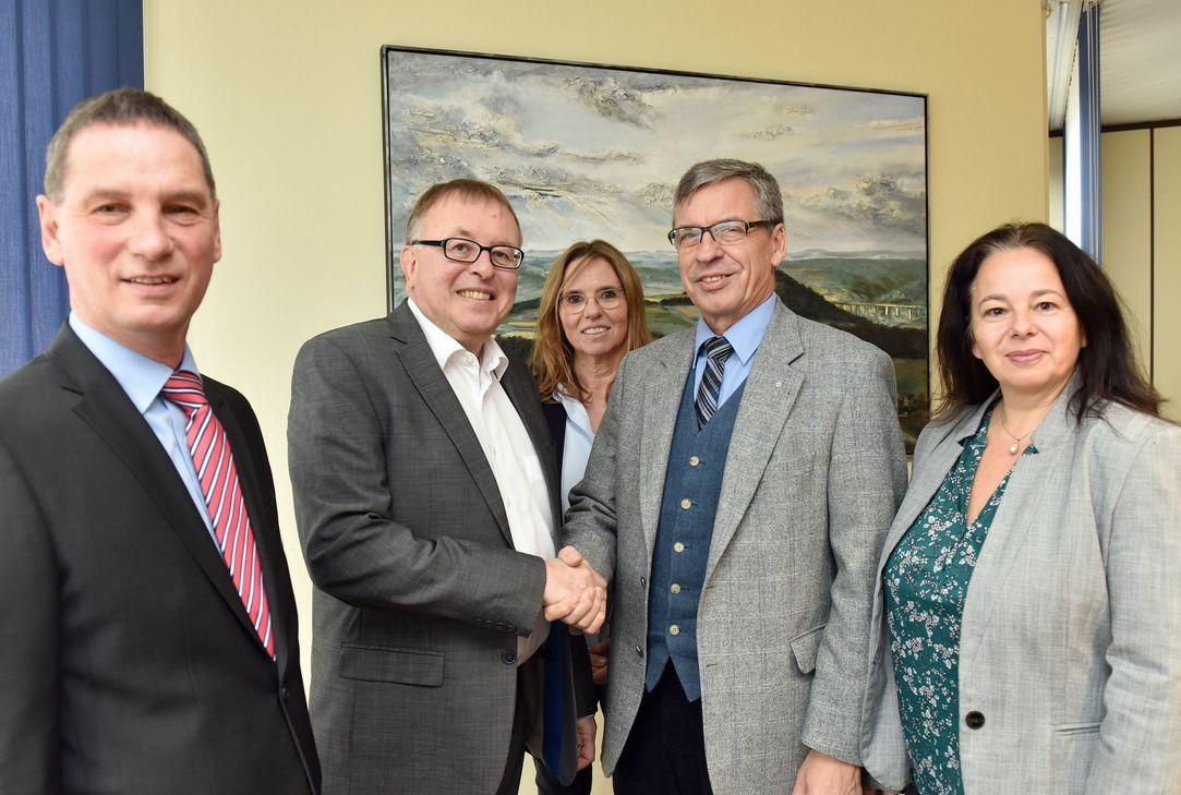 Landrat Dr. Jürgen Pföhler (2.v.li.) sicherte Gerd Mainzer (2.v.re.), neuer Leiter der Außenstelle Ahrweiler der Organisation Weisser Ring, die volle Unterstützung der Kreisverwaltung zu. Im Gespräch ebenfalls mit dabei: Karl-Heinz Porz, Leiter der Abteilung Soziales, Fachbereichsleiterin Siglinde Hornbach-Beckers und Rita Gilles, Gleichstellungsbeauftragte des Kreises. Foto: Gausmann