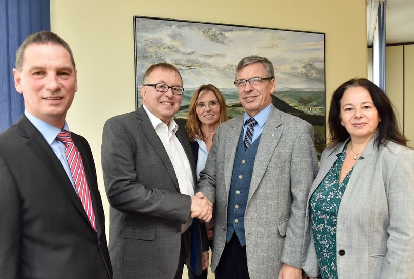 Landrat Dr. Jürgen Pföhler (2.v.li.) sicherte Gerd Mainzer (2.v.re.), neuer Leiter der Außenstelle Ahrweiler der Organisation Weisser Ring, die volle Unterstützung der Kreisverwaltung zu. Im Gespräch ebenfalls mit dabei: Karl-Heinz Porz, Leiter der Abteilung Soziales, Fachbereichsleiterin Siglinde Hornbach-Beckers und Rita Gilles, Gleichstellungsbeauftragte des Kreises. Foto: Gausmann
